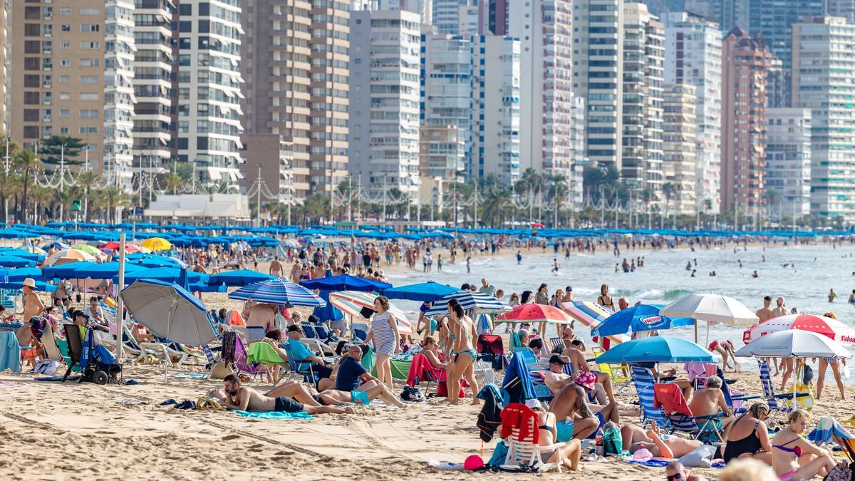 Las playas de Benidorm llenas este puente del 1 de noviembre.