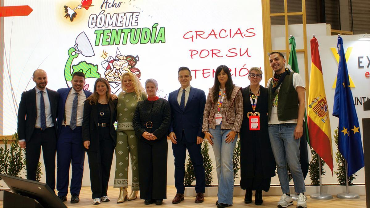 Autoridades de la comarca con el director general de Turismo