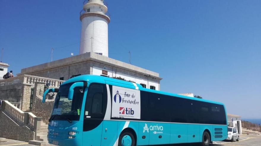 Imagen de uno de los buses lanzadera que realizaron el servicio de transporte regular hasta el faro de Formentor el pasado verano.