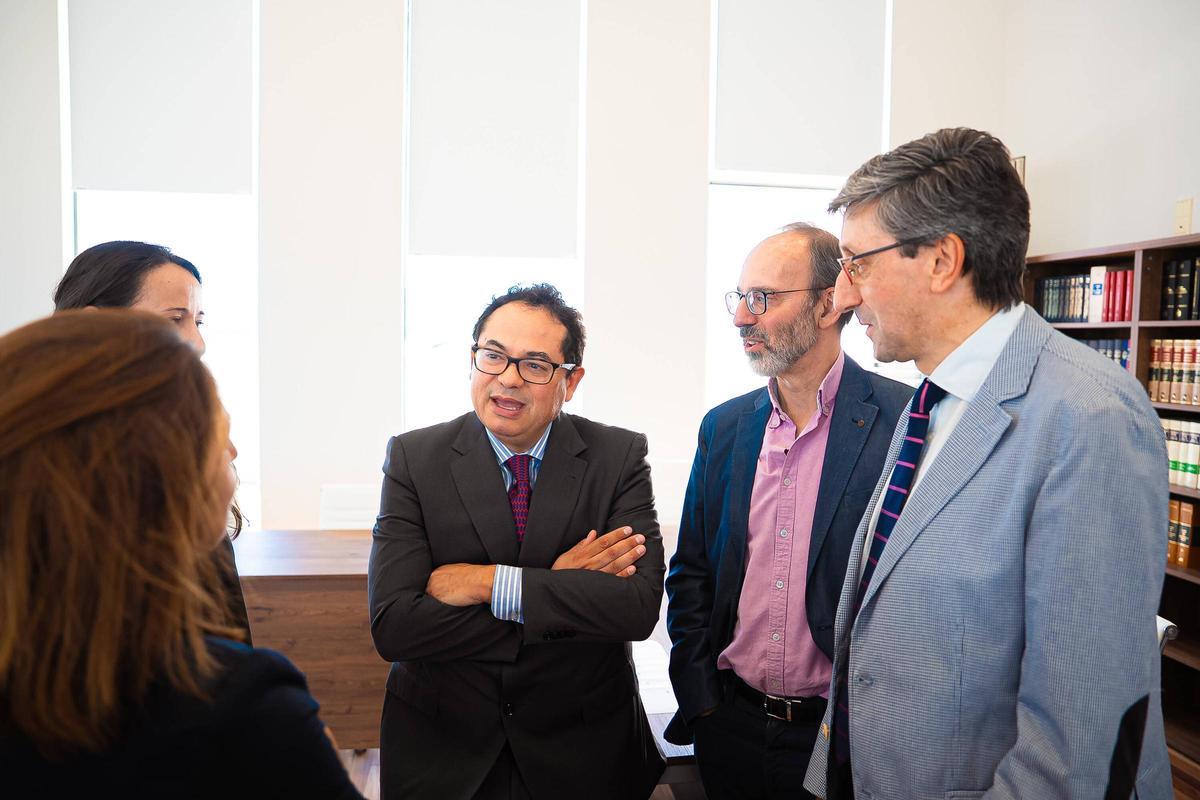 Ambos candidatos conversan, en la mañana de este jueves.