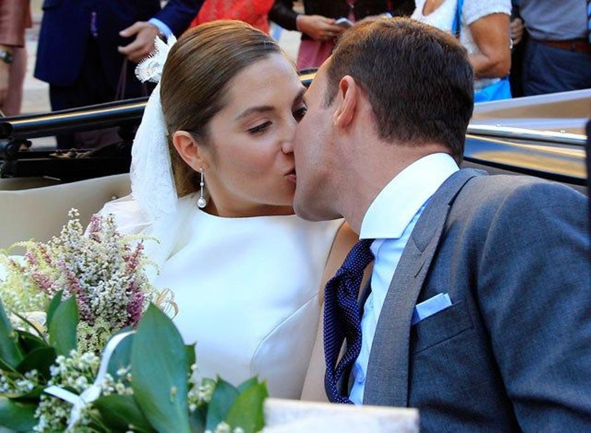 Leire Martínez y Jacobo Bustamante, ya como marido y mujer, comparten un beso en el coche