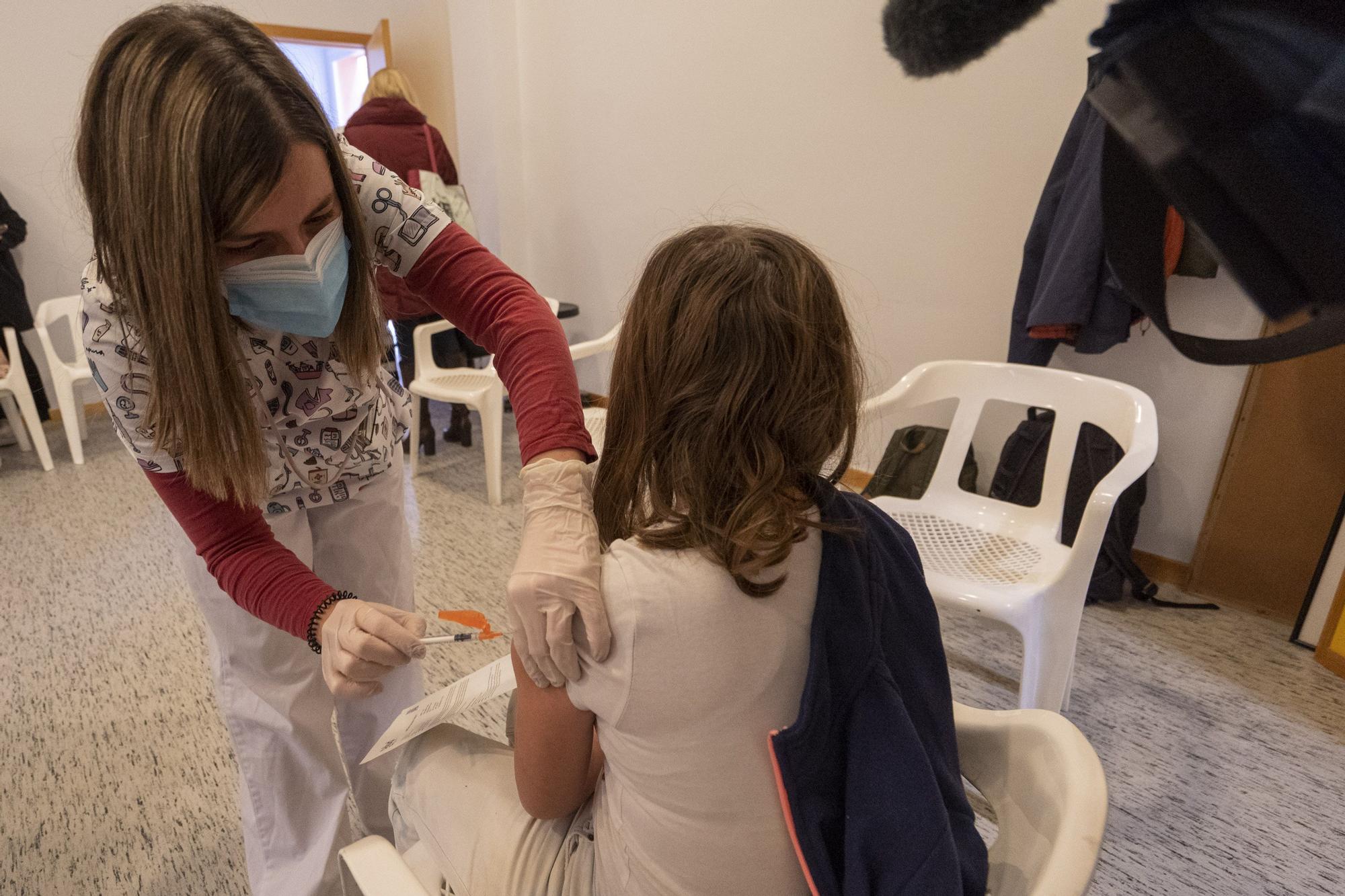 Las primeras vacunas infantiles en Alcañiz