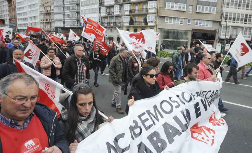 Unas 4.000 han secundado la manifestación convocada por UGT y CCOO que ha arrancado A Palloza y ha terminado en la plaza de Ourense, ante la Delegación del Gobierno en Galicia.