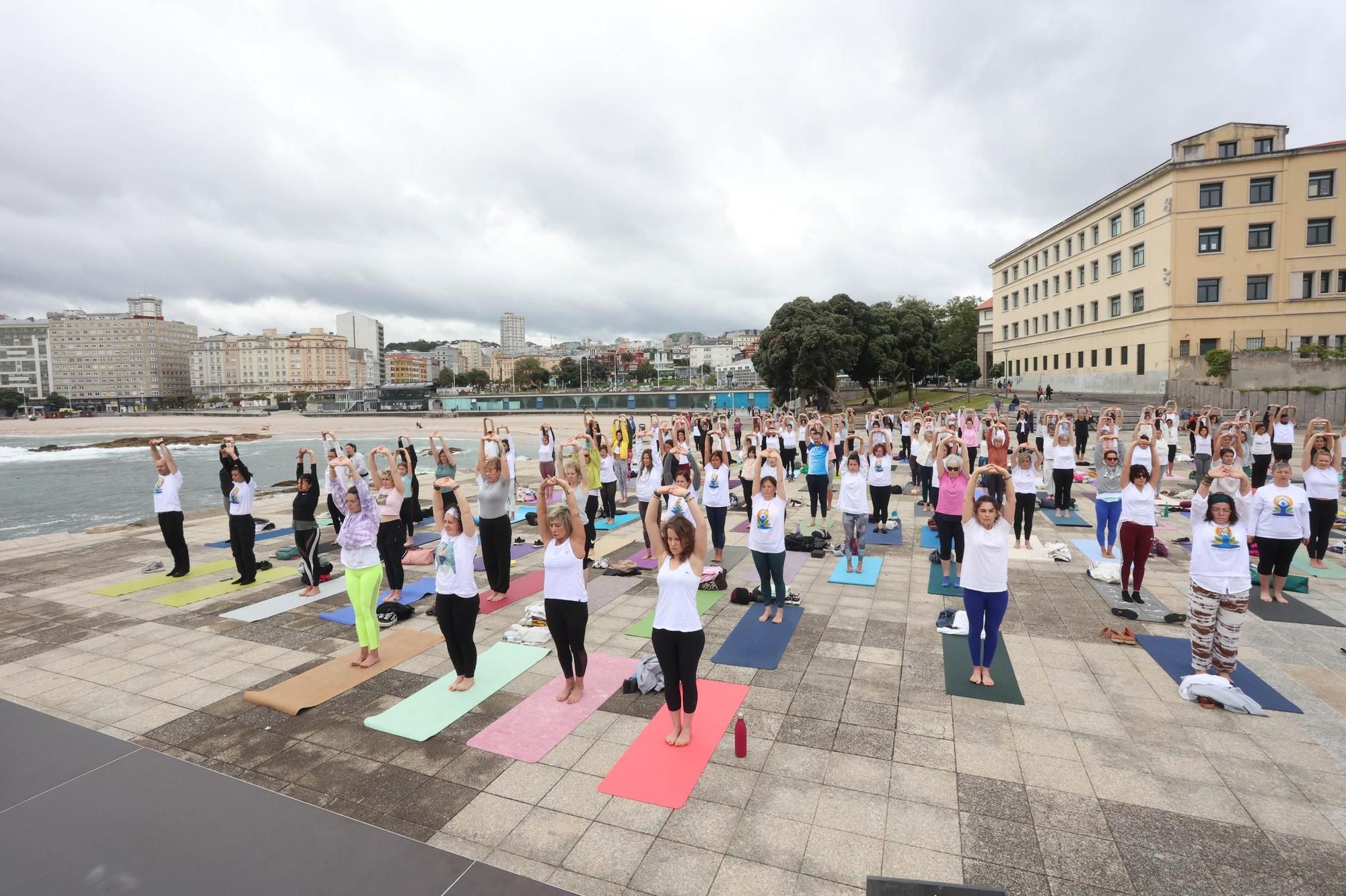 Clase de yoga y meditación en las Esclavas a cargo de la profesora de la embajada de la India