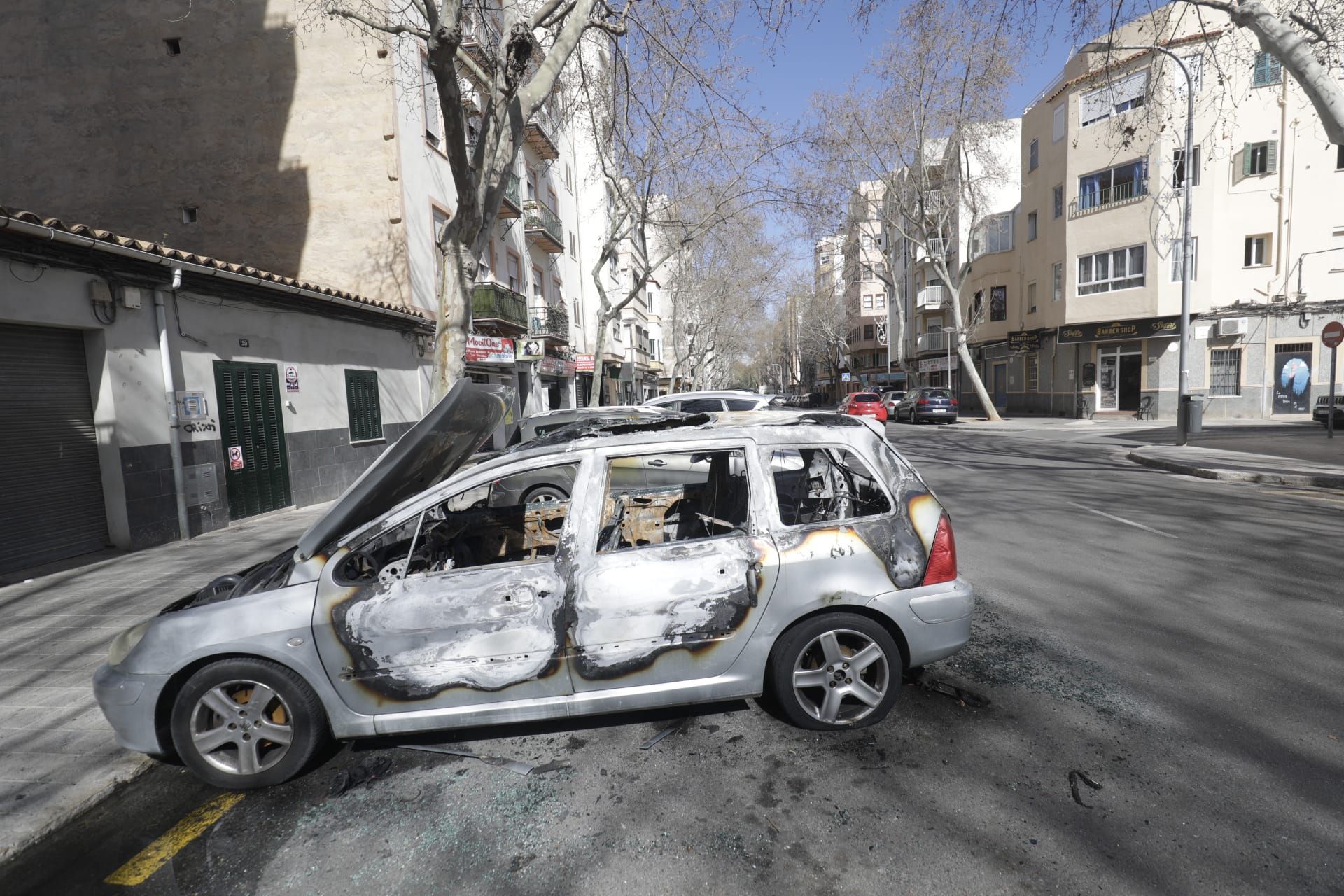 Incendian un coche de madrugada en Pere Garau
