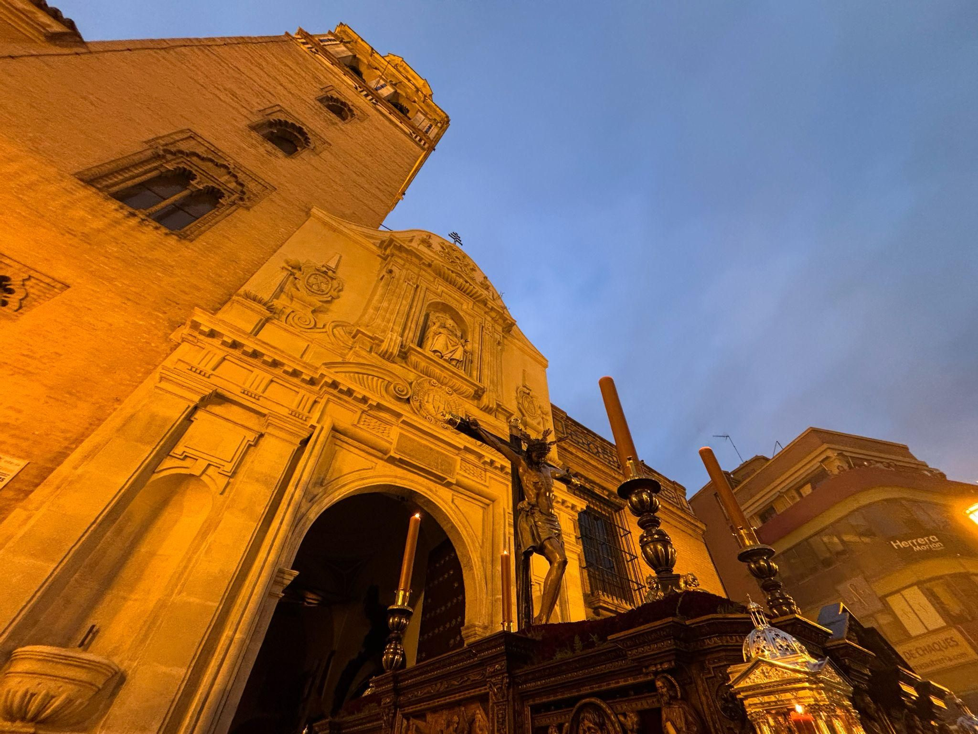 Sale el Cristo de Burgos de la parroquia de San Pedro