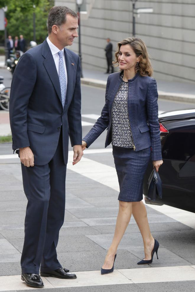 Letizia Ortiz junto a Felipe VI con look de Hugo Boss
