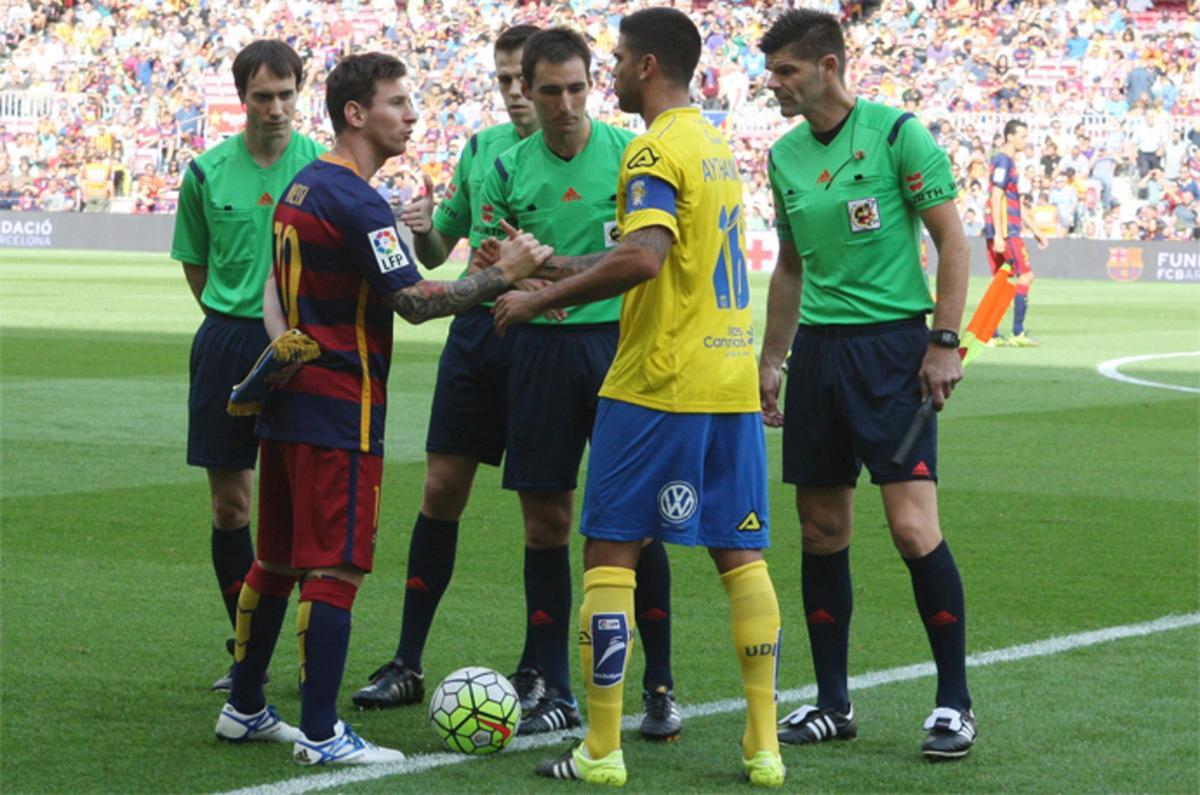 De Burgos Bengoetxea con Leo Messi y Aythami en los prolegómenos del Barça-Las Palmas de la Liga 2015/16