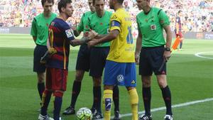 De Burgos Bengoetxea con Leo Messi y Aythami en los prolegómenos del Barça-Las Palmas de la Liga 2015/16