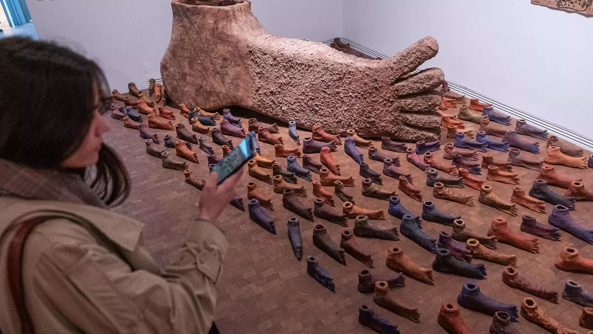 El Museu Tàpies rescata del exilio mexicano a Marta Palau, artista del cuerpo, la tierra y la magia ancestral