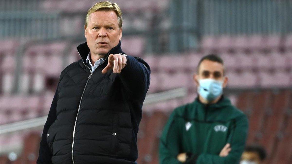 Koeman, durante un partido del Barça