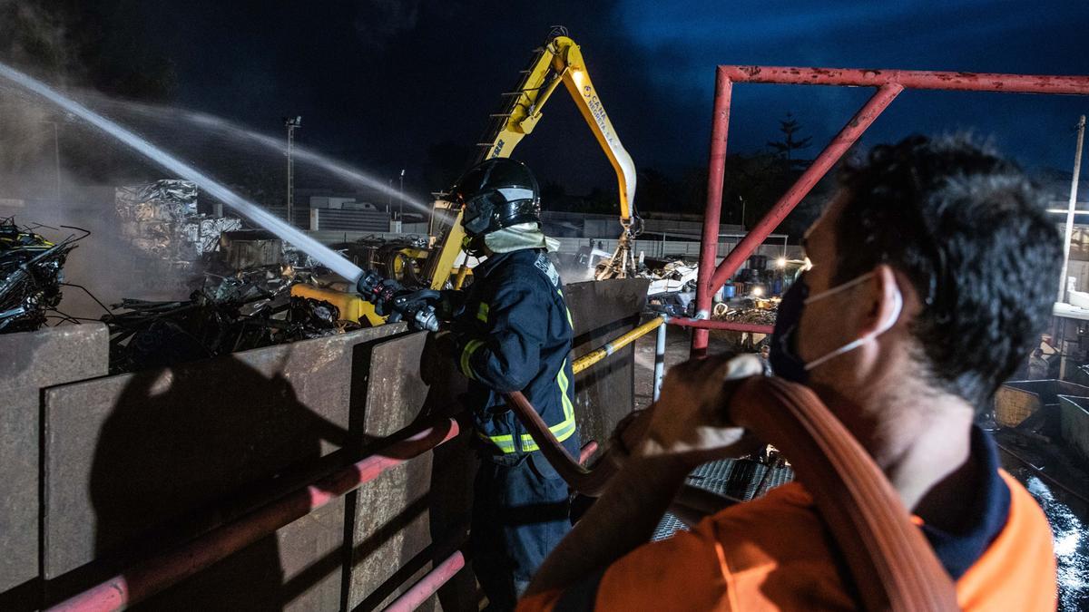 Declarado un fuego en el desguace de Ca Na Negreta