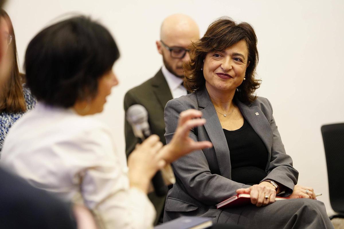 European Bridges: 'Simplificación administrativa y competitividad europea'. En la imagen, la directora de Justicia y Consumo de la Comisión Europea, Ana Gallego, interviene en el foro, ante la mirada de Eva Giménez, secretaria general de Presidència.