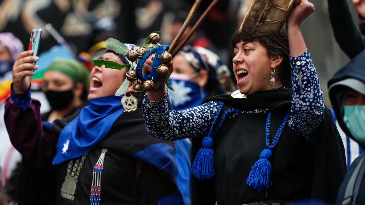 Grupos de personas, en su mayoría mapuches, participan en una protesta por la autonomía y resistencia del pueblo mapuche, el pasado 10 de octubre en Santiago de Chile.