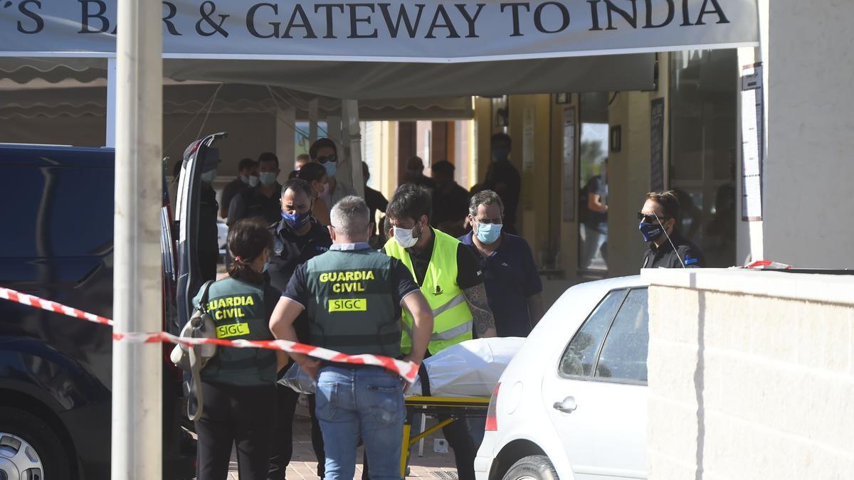 Agentes en el lugar del suceso, en el que murieron el conductor del coche y un cliente que estaba en la terraza con su esposa.