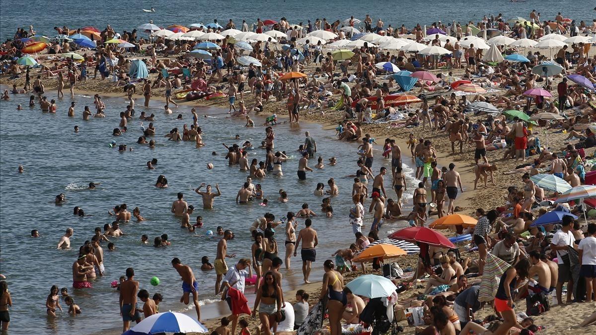 zentauroepp44512501 people sunbathe on a beach in barcelona  spain  wednesday  a180802205447