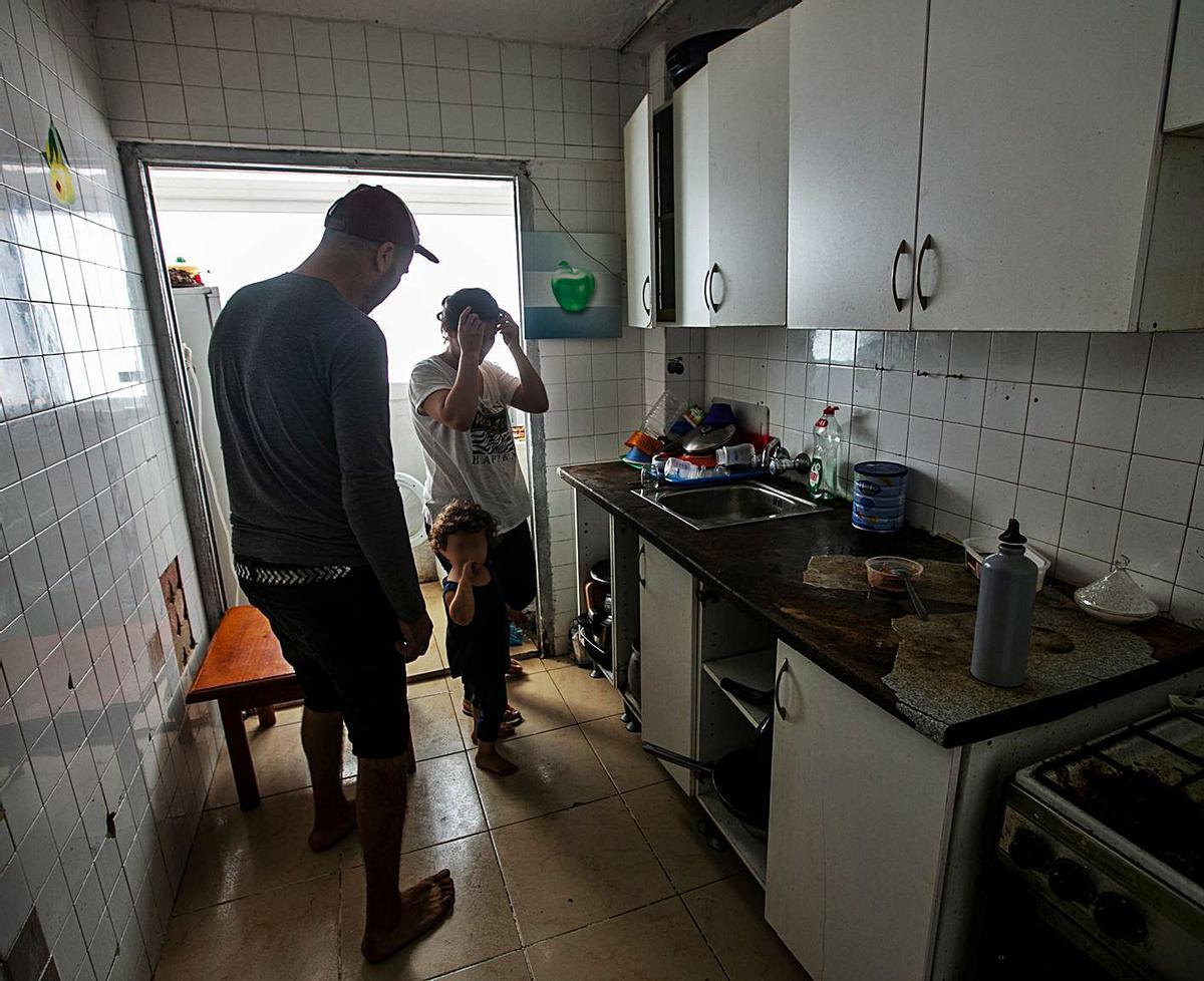 Harani y Morurad, en la cocina de su precaria vivienda. | RAFA ARJONES