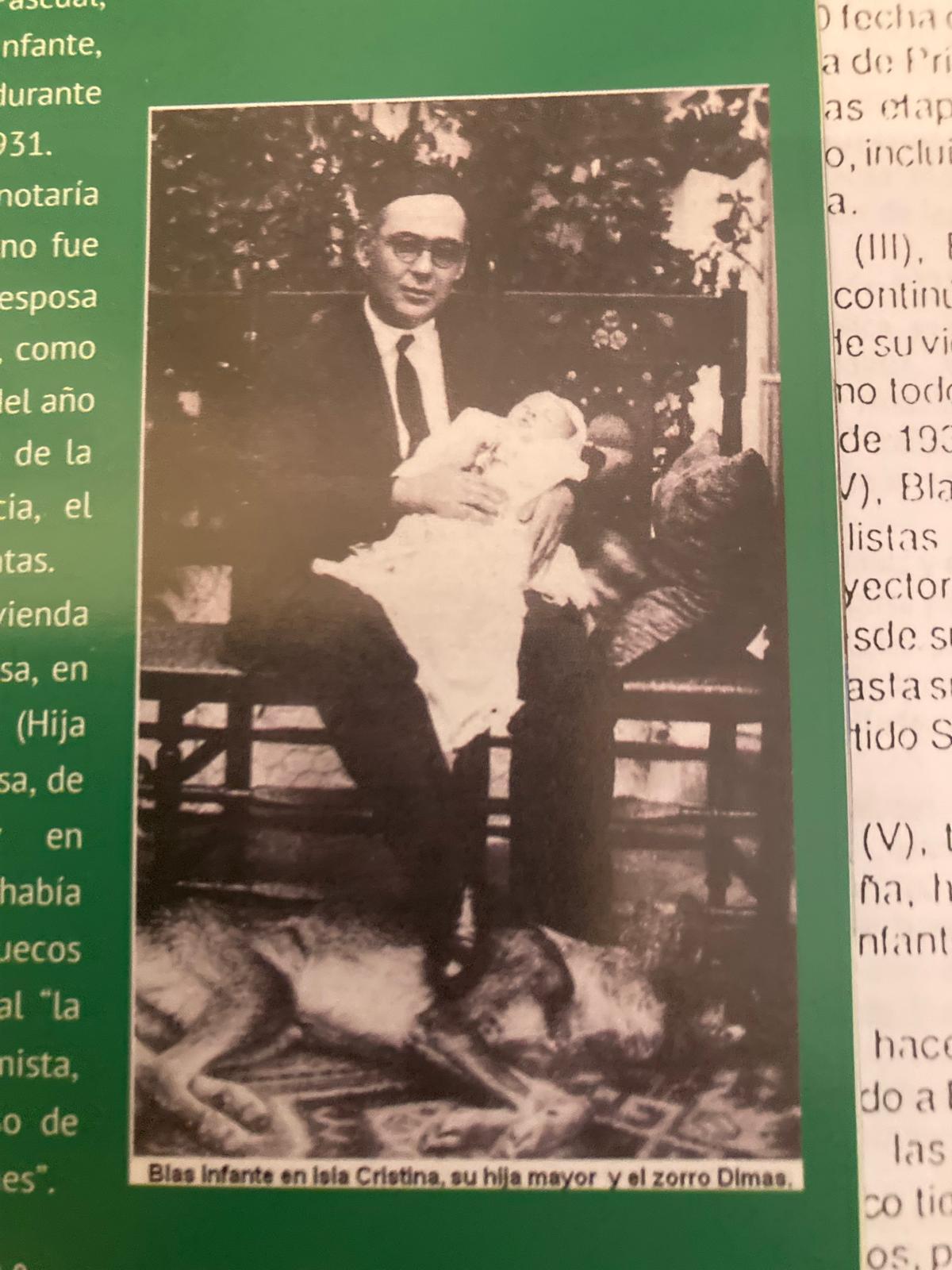 Blas Infante con su hija en Isla Cristina y el zorro Dimas.