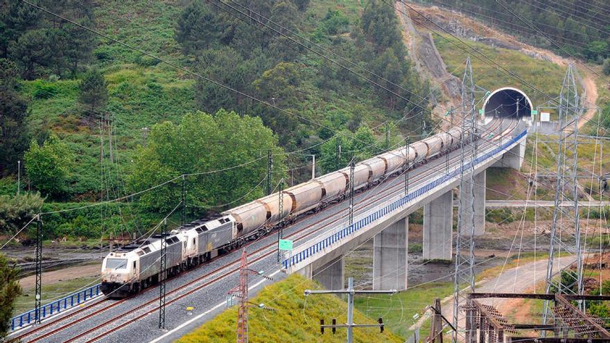 Tren de mercancías circulando por el Eje Atlántico. // Gustavo Santos