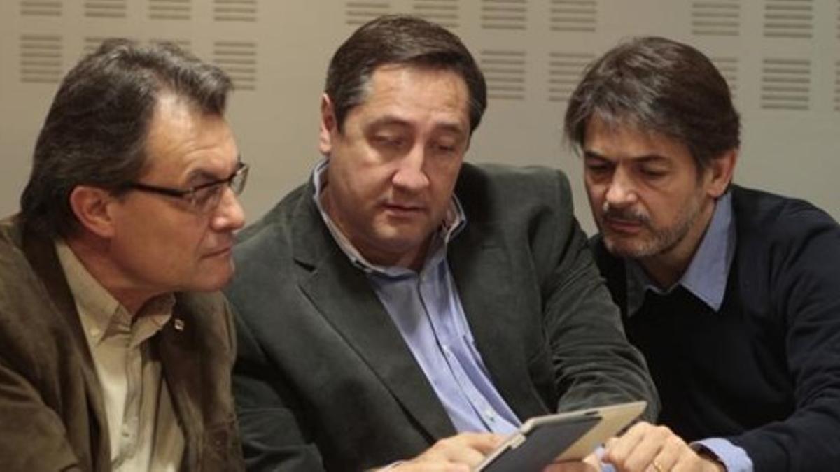 El 'conseller Josep Maria Pelegrí, entre Artur Mas y Oriol Pujol, en el Consell Executiu de CiU el pasado 22 de abril.