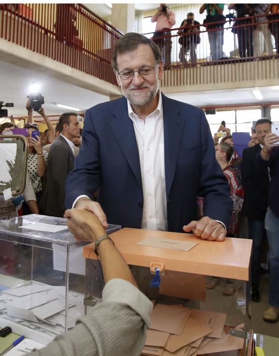 RAJOY VOTANDO