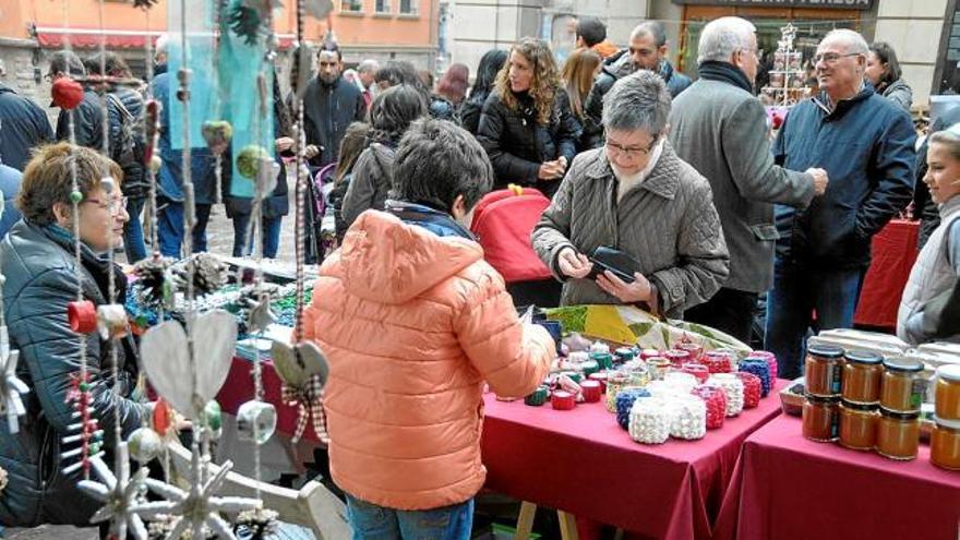 La plaça Major va acollir durant la jornada d&#039;ahir 22 parades d&#039;artesans, comerços i entitats de la ciutat