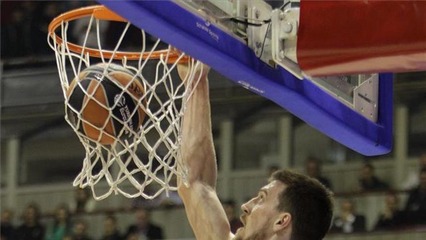 El pívot serbio Kuzmic, nuevo jugador del Real Madrid