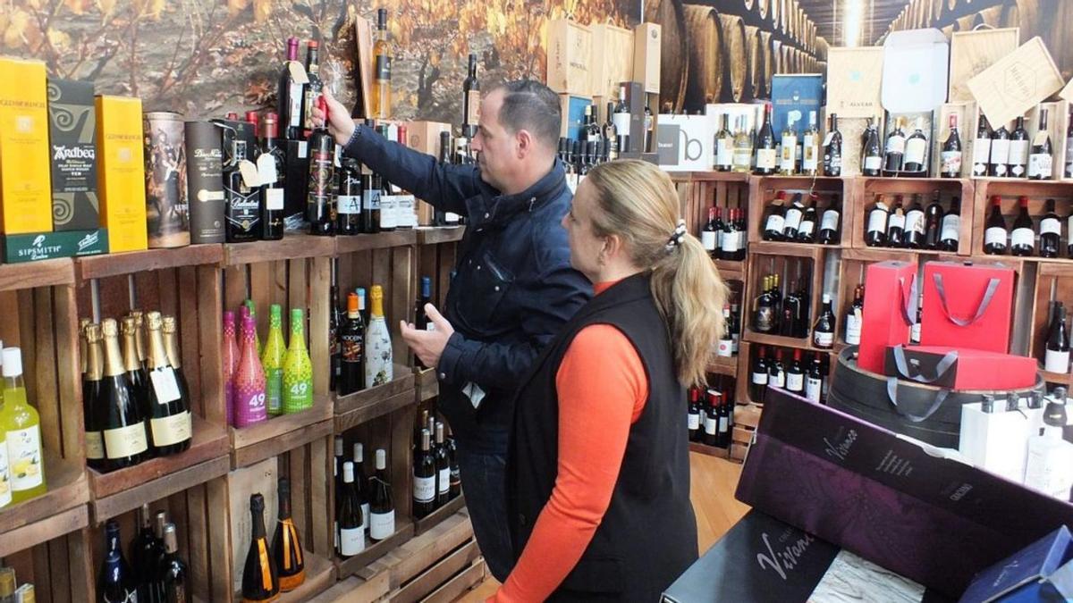 Juan Antonio Henares y Mónica Fragero, en su tienda La Ramita, que tiene medio centenar de referencias gourmet de Córdoba.