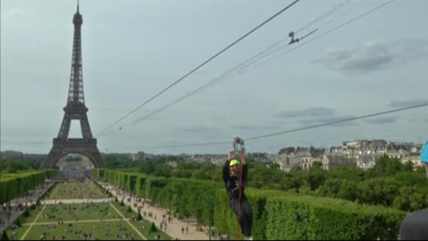 Instalan una tirolina en la torre Eiffel para los adictos a la adrenalina