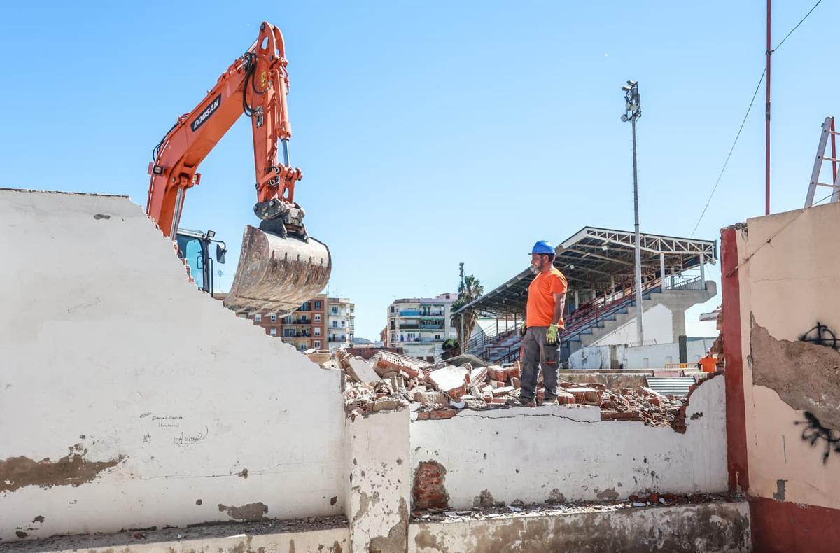 Los trabajos de demolición del muro perimetral del antiguo Pepico Amat han empezado este lunes