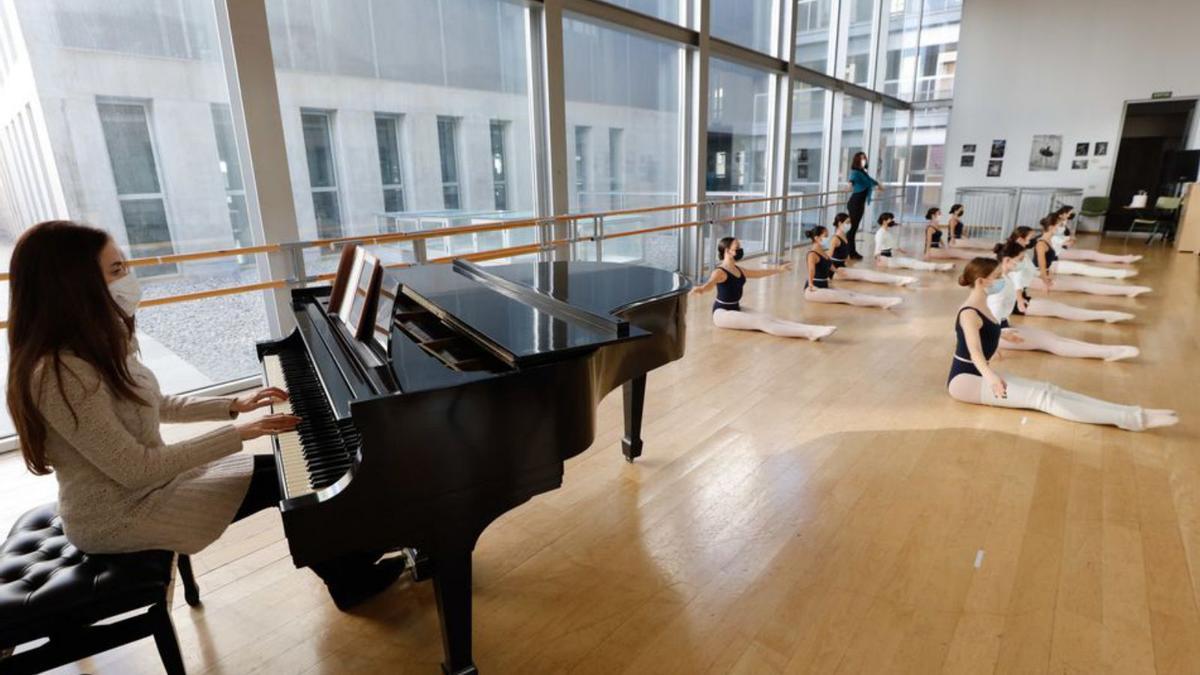 Clase de danza clásica en una de las dos aulas del Conservatorio.