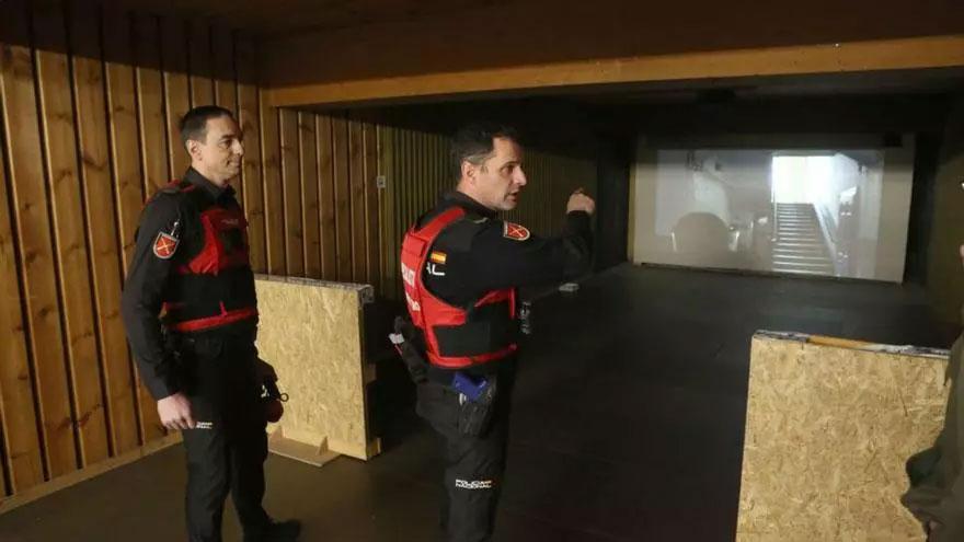 García y otro instructor muestran la simulación de un asalto.