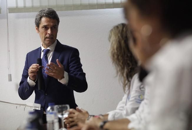 15/11/2016.SOCIEDAD.El delegado del Gobierno, Enrique Hernández Bento presenta la conferencia de las cinco mujeres con cáncer que se embarcan desde Tenerife..Cuartel de Guardia Civil, Santa Cruz