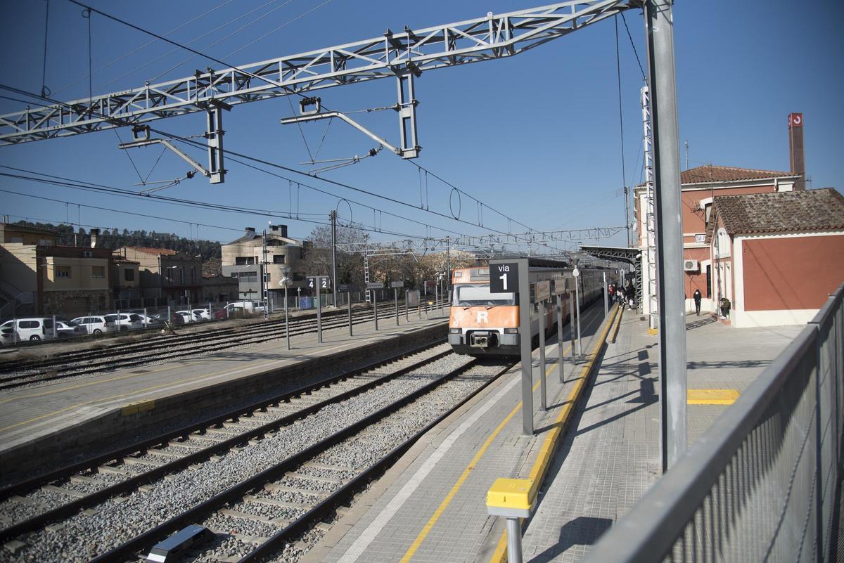 Tram de l'R4 a l'entrada de l'estació de Sant Vicenç de Castellet