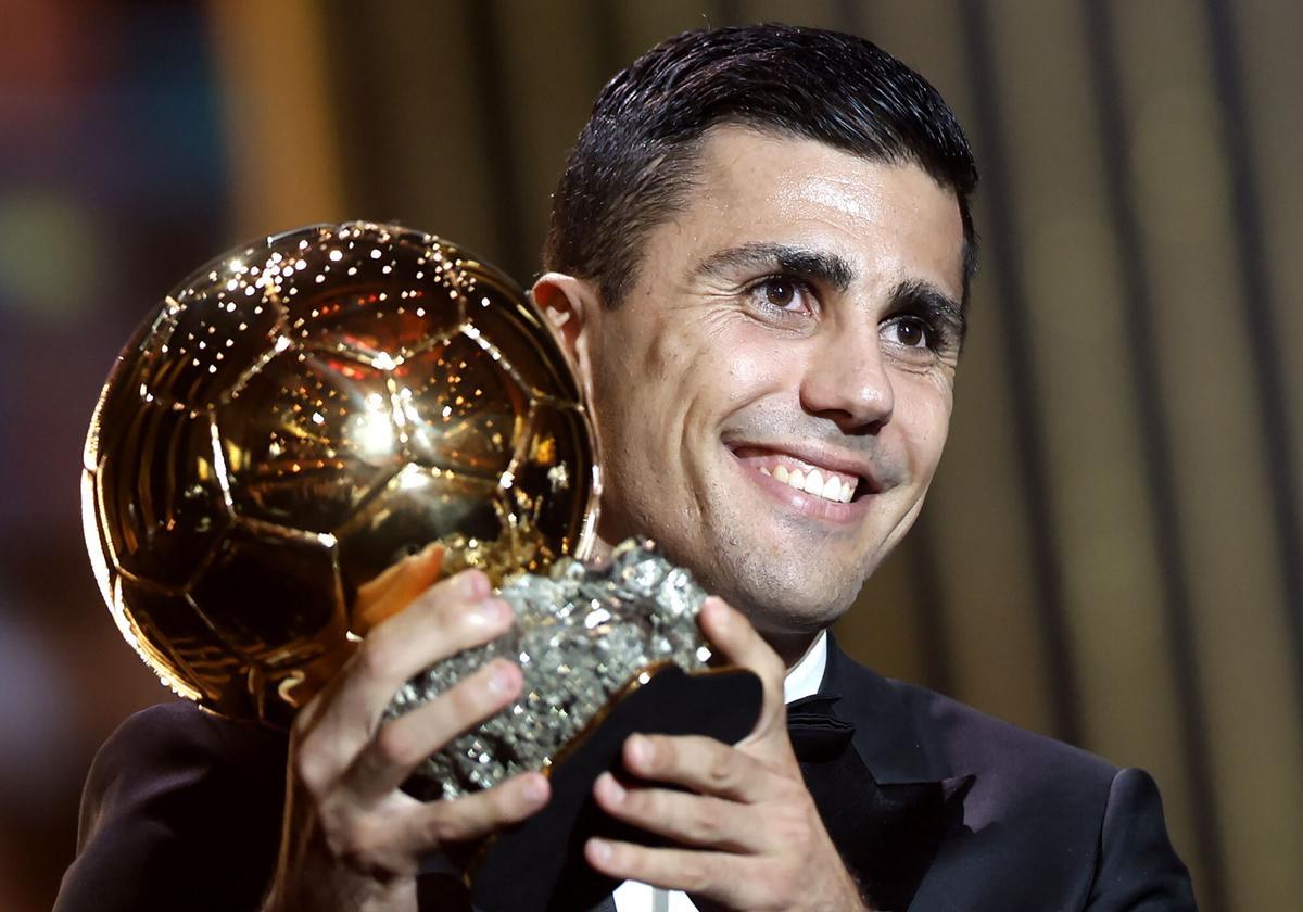 Rodrigo Hernández, con el Balón de Oro, en una foto de archivo. EFE/EPA/MOHAMMED BADRA. NO SALES EPA ZONE