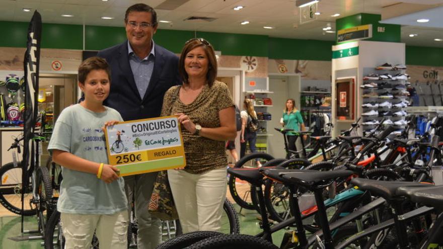 Manuel Tomás gana el concurso a la bici más original