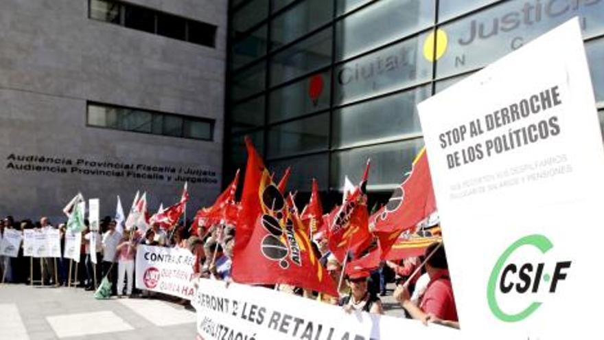 Convocados por CCOO, UGT y CSIF, decenas de personas se han concentrado hoy en la Ciudad de la Justicia de Valencia para protestar por el recorte salarial a los funcionarios.