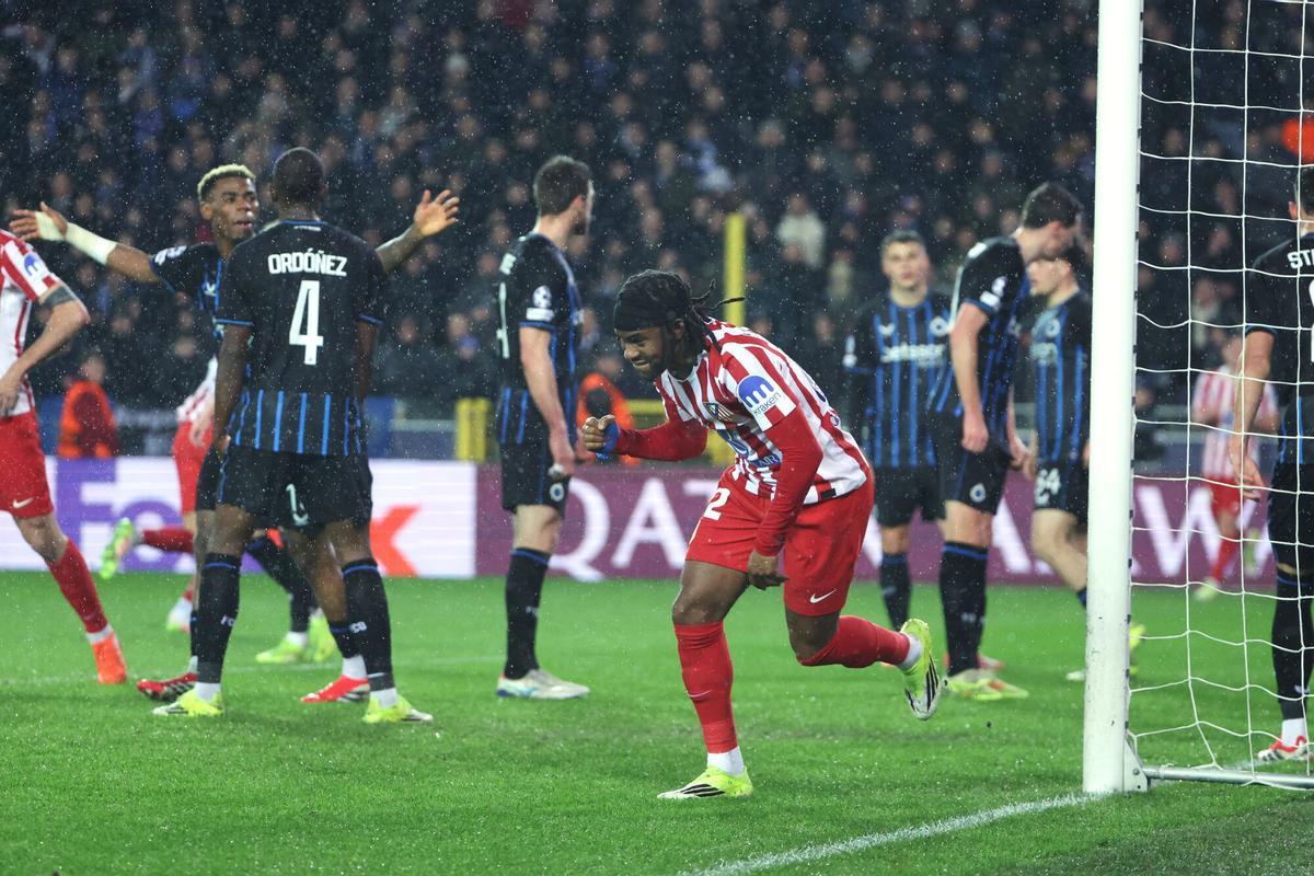 Ademola Lookman, centro derecha, del Atlético de Madrid, celebra después de anotar el segundo gol de su equipo durante el partido de ida del play-off de la Liga de Campeones entre el Club Brujas y el Atlético de Madrid, en Brujas, Bélgica, el miércoles 18 de febrero de 2026. (Foto AP/Omar La Habana)