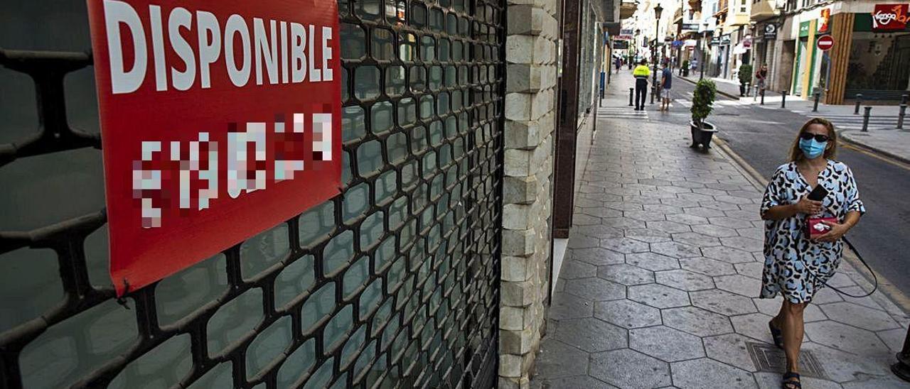 Uno de los locales cerrados en la calle del Teatro de Alicante.