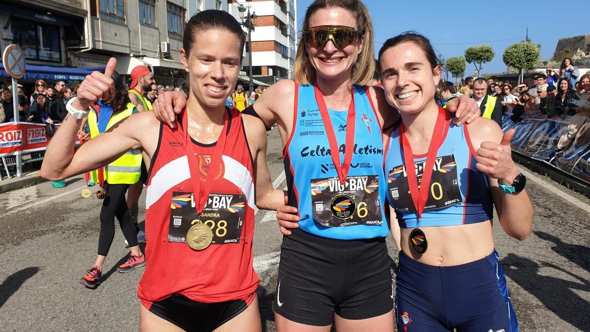 Alice Finot,  Sandra Mosquera y  Zoé Cardin, las tres primeras clasificadas de la categoría femenina en la Vig-Bay.