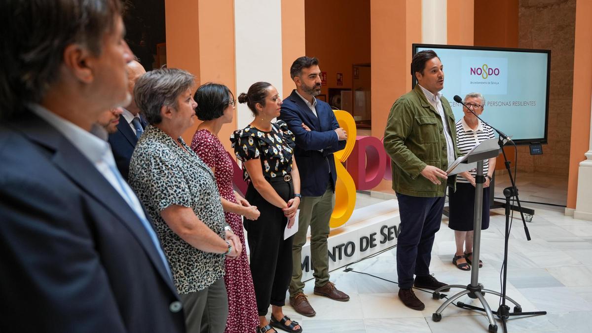 José Luis García, delegado de Barrios de Atención Preferente de Sevilla, en la rueda de prensa de este miércoles para explicar los proyectos de los centros de San Jerónimo y Polígono Sur.