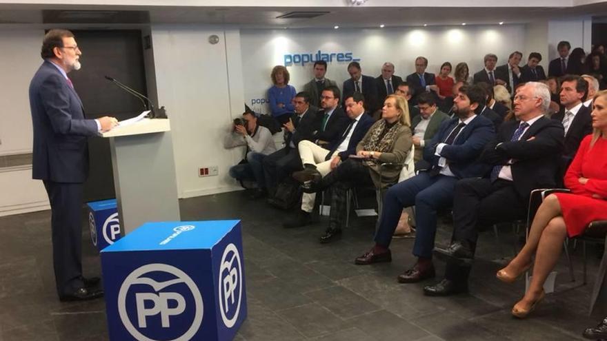 Fernando López Miras escucha el discurso de Mariano Rajoy.