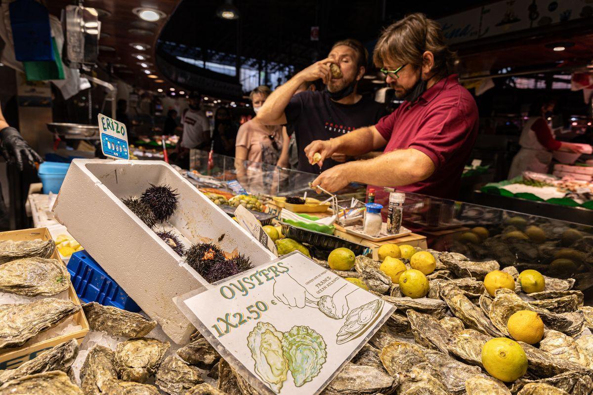 Consumición de ostras, la nueva moda que más sorprende de la Boquería del 2021.