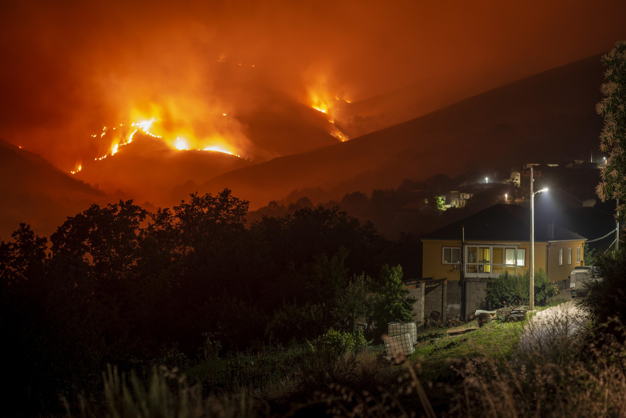 Los incendios que asolan Ourense, en imágenes