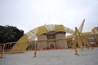 El centro de València se prepara para la alerta roja: terrazas vacías y vallas alrededor de la decoración navideña