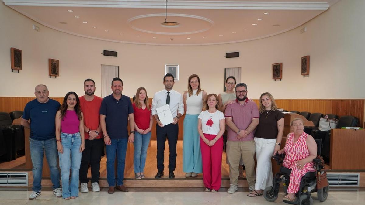 Sagredo junto a los concejales del equipo de gobierno en el salón de plenos del ayuntamiento, de Paterna
