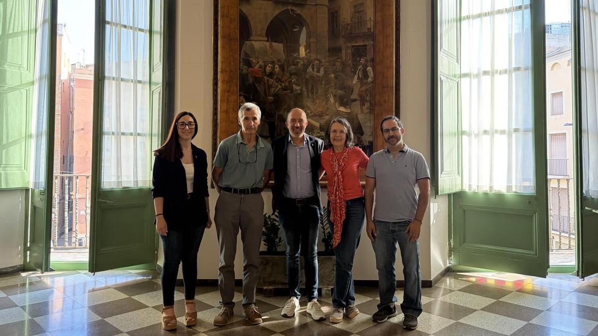 ània Infante, Jordi Selga, Marc Aloy, Marta Basomba i Eudald Serra, a la sala de columnes de l'Ajuntament de Manresa