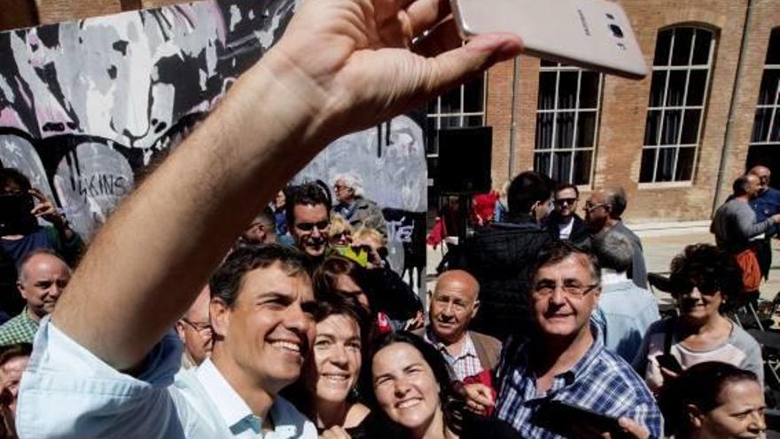 Sánchez es fa un «selfie» amb uns militants a Barcelona.