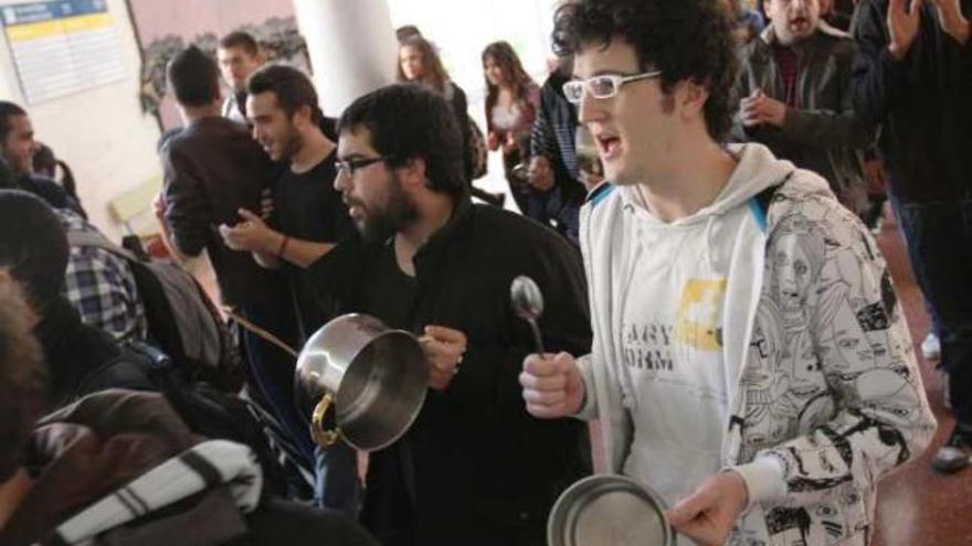 Los manifestantes recorrieron las dos plantas y los pasillos del Aulario 1 con sus proclamas.