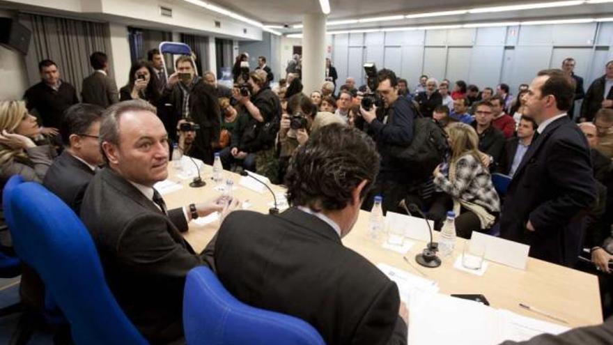El presidente de la Generalitat, Alberto Fabra, junto a José Císcar en la nueva sede provincial del Partido Popular.
